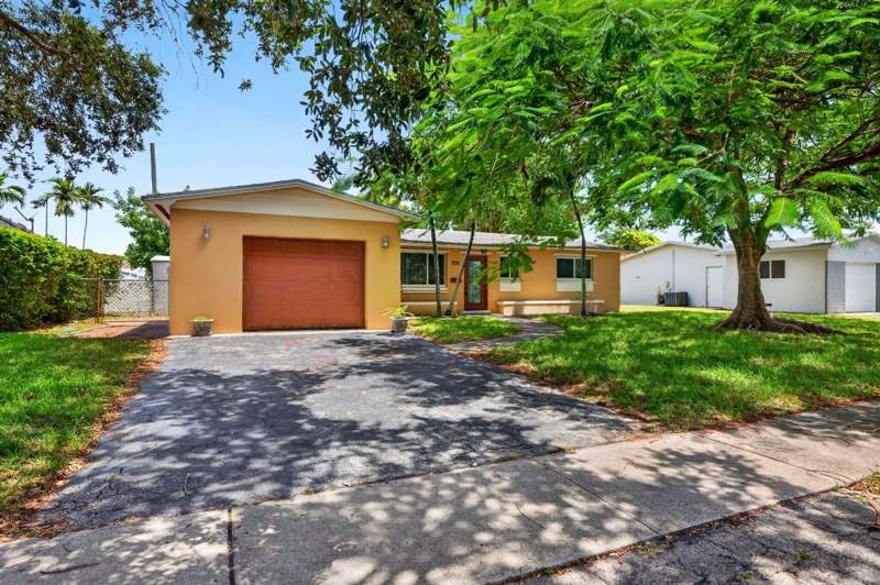 3 bedroom Single Family Residence at 7151 SW 5th Court, Boulevard Park, Pembroke Pines — photo 2