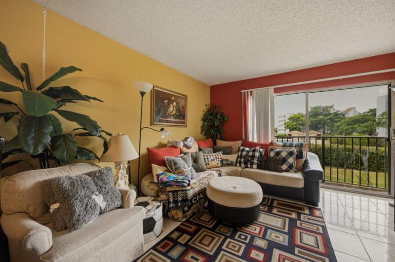 1 bedroom Condominium at 8620 N Sherman Circle #204, Lakeshore At University, Miramar — photo 2