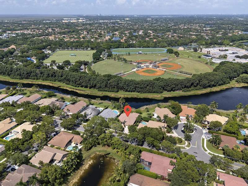 4 bedroom Single Family Residence at 875 Bayside Lane, Orchid Island, Weston — photo 2