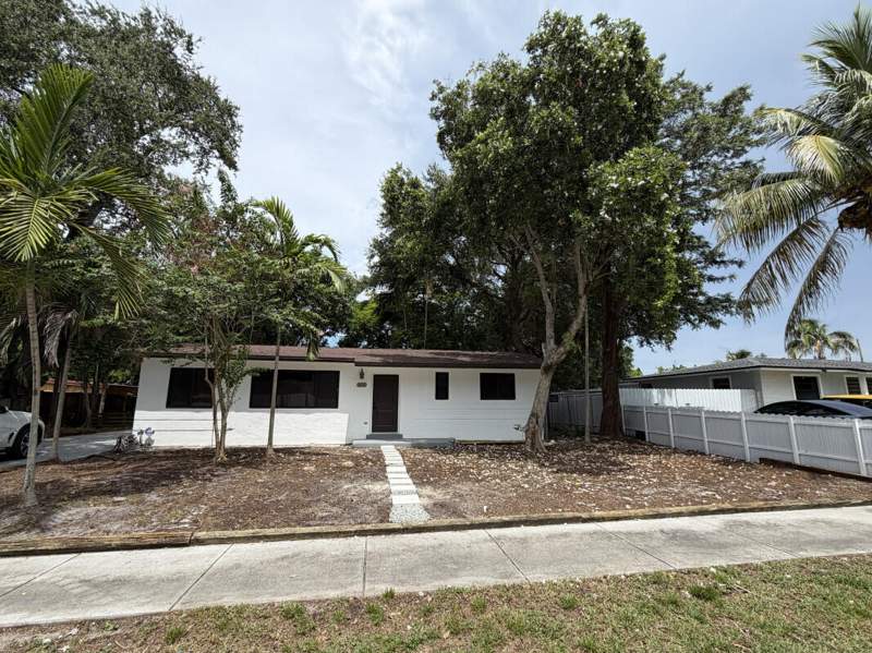 3 bedroom Single Family Residence at 3611 SW 33rd Avenue, Lake Forest Sec 4, West Park — photo 2