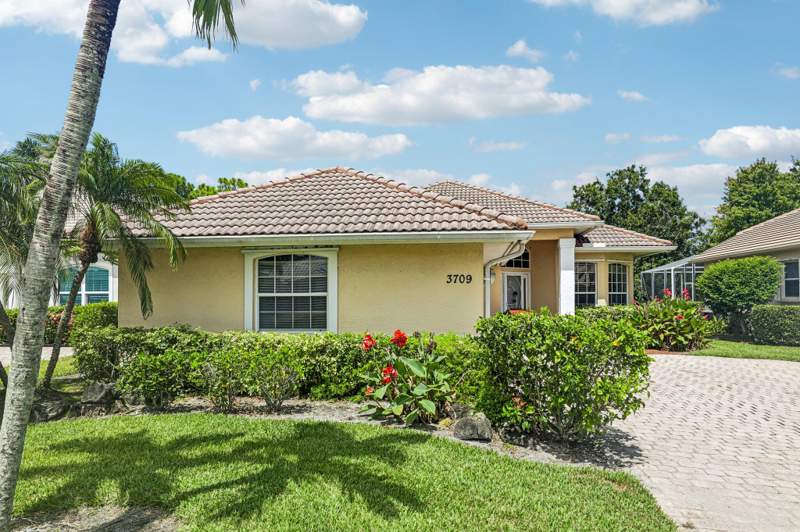 3 bedroom Single Family Residence at 3709 NW Royal Oak Drive, Jensen Beach Golf And Country Club, Jensen Beach — photo 2