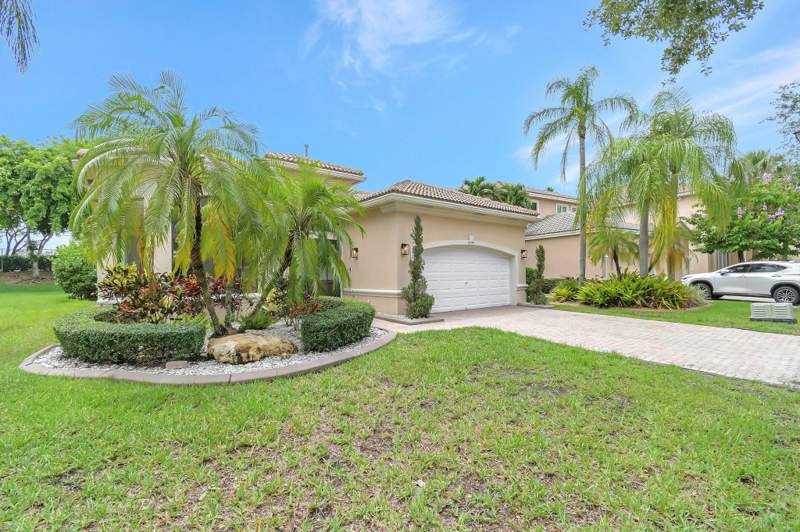 3 bedroom Single Family Residence at 6041 SW 195th Avenue, Laguna Isles, Pembroke Pines — photo 2