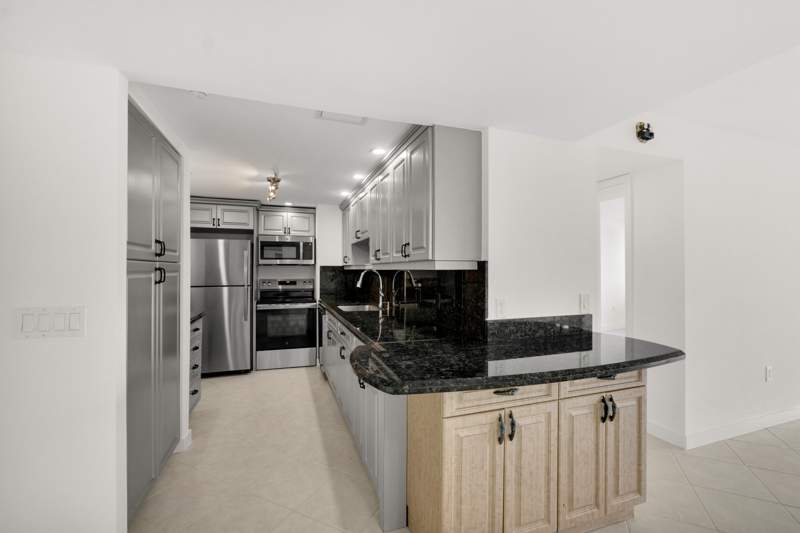 2 bedroom Condominium at 5600 N Flagler Drive #2504, Palm Beach House Condo, West Palm Beach — photo 5