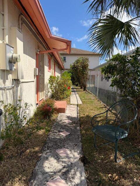 4 bedroom Single Family Residence at 1585 W 36th Street, Acrehome Park First Add, West Palm Beach — photo 2