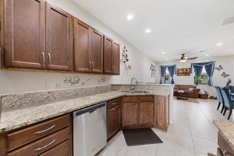 3964 Poinciana Lane, Hollywood FL - photo 7 of 33
