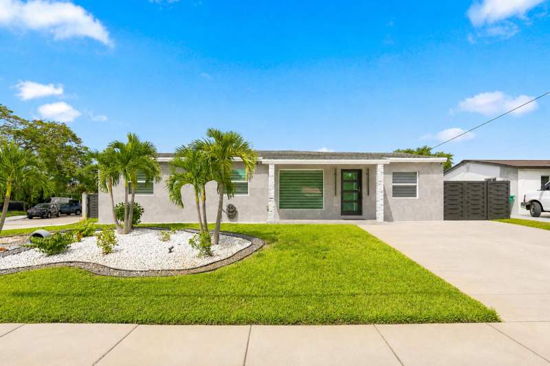 5 bedroom Single Family Residence at 2331 SW 50th Terrace, Broadview Park Revised, Fort Lauderdale — photo 2