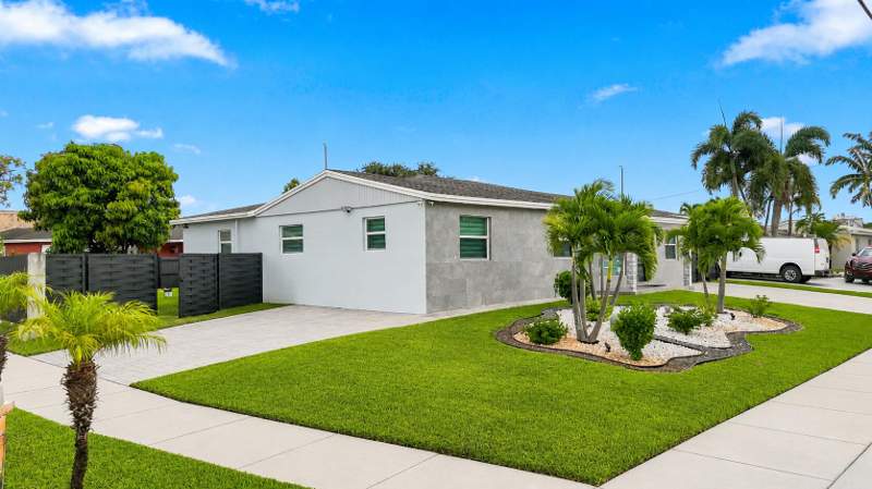 5 bedroom Single Family Residence at 2331 SW 50th Terrace, Broadview Park Revised, Fort Lauderdale — photo 4