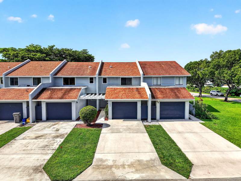 2 bedroom Townhouse at 1633 Woodbridge Lakes Circle #1633, Woodbridge Lakes, West Palm Beach — photo 3