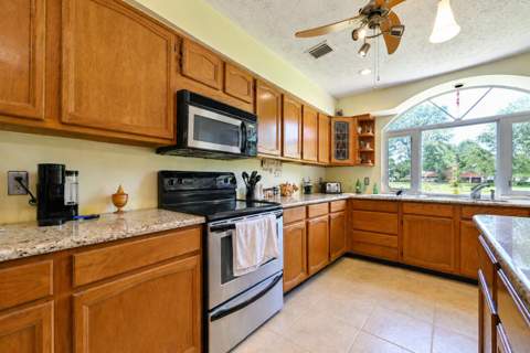 8690 Shadylake Lane, Fort Pierce FL - photo 11 of 37