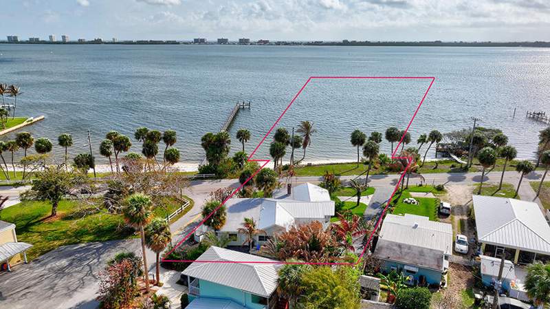 3 bedroom Single Family Residence at 4490 NE Indian River Drive, Indian River Waterfront, Jensen Beach — photo 4