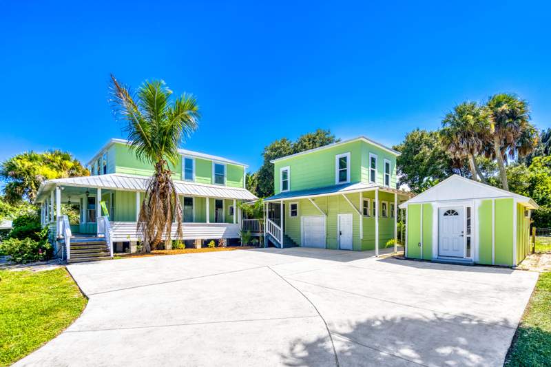 4 bedroom Single Family Residence at 13607 S Indian River Drive, Resubdivision Of 9/10-37-41, Jensen Beach — photo 2
