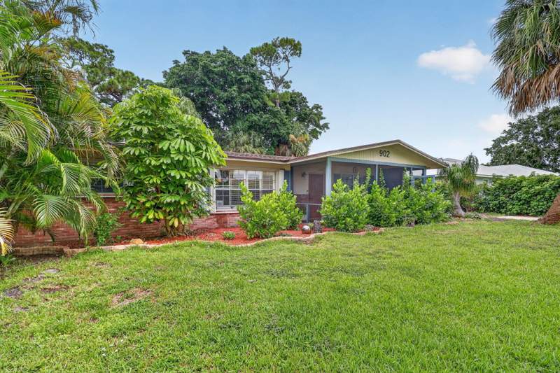 3 bedroom Single Family Residence at 902 SE Ocean Avenue, Broadway Section Of St Lucie Estates Subdivision, Stuart — photo 2