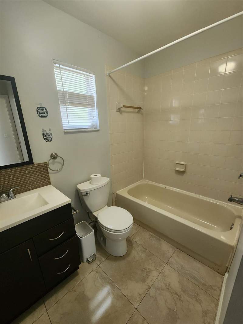 3 bedroom Single Family Residence at 13955 Langley Place, Replat Of Tr H Of, Davie — photo 4