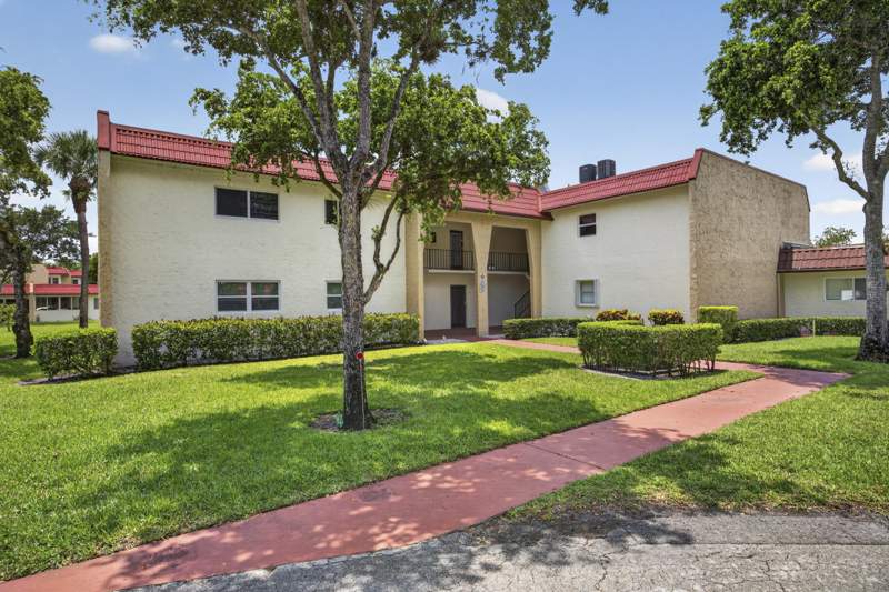 1 bedroom Condominium at 355 Lake Frances Drive, Golden Lakes Village Condo 1 Thru 13-A, West Palm Beach — photo 2