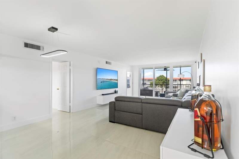2 bedroom Condominium at 3100 NE 48th Court #413, No 3 Palm-Aire At Coral Key, Lighthouse Point — photo 3