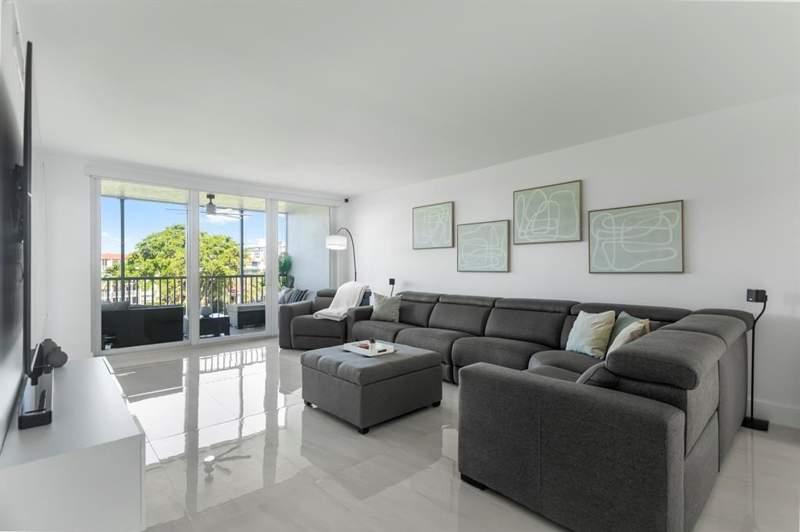 2 bedroom Condominium at 3100 NE 48th Court #413, No 3 Palm-Aire At Coral Key, Lighthouse Point — photo 4