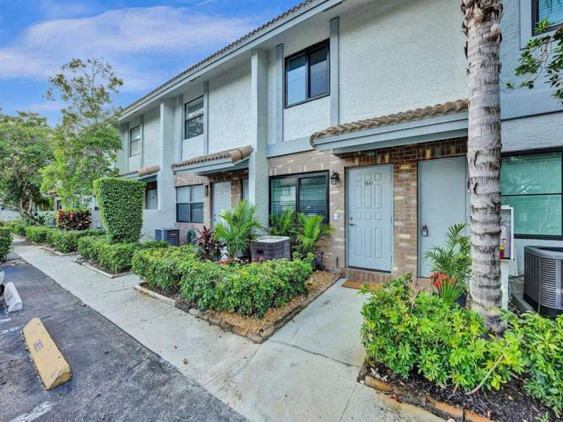 2 bedroom Townhouse at 9845 Riverside Drive #8-28, Oakwood On The Green Condo, Coral Springs — photo 2