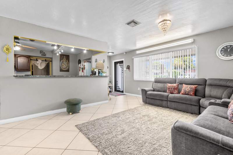 4 bedroom Single Family Residence at 8460 NW 15th Street, Boulevard Heights Sec 9, Pembroke Pines — photo 5