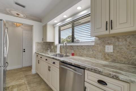 1102 Wingfoot Drive #C, Jupiter FL - photo 6 of 48
