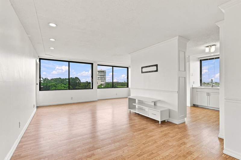 2 bedroom Condominium at 1500 Presidential Way #704, Yorktown Condo, West Palm Beach — photo 4