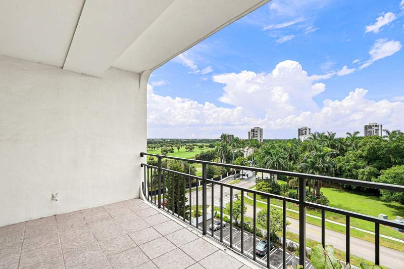 2 bedroom Condominium at 1500 Presidential Way #704, Yorktown Condo, West Palm Beach — photo 3