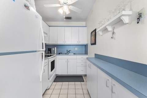 3160 Lake Osborne Drive #Bldg 6 Unit 206, Lake Worth Beach FL - photo 7 of 37