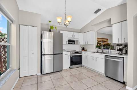 7285 Burgess Drive, Lake Worth FL - photo 8 of 37