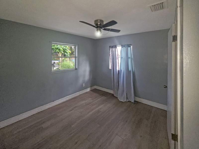 3 bedroom Single Family Residence at 715 N 10th Street, Subdivision Of N 1/2 SE 1/4 Of 4-35-40, Fort Pierce — photo 4
