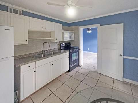 715 N 10th Street, Fort Pierce FL - photo 6 of 18