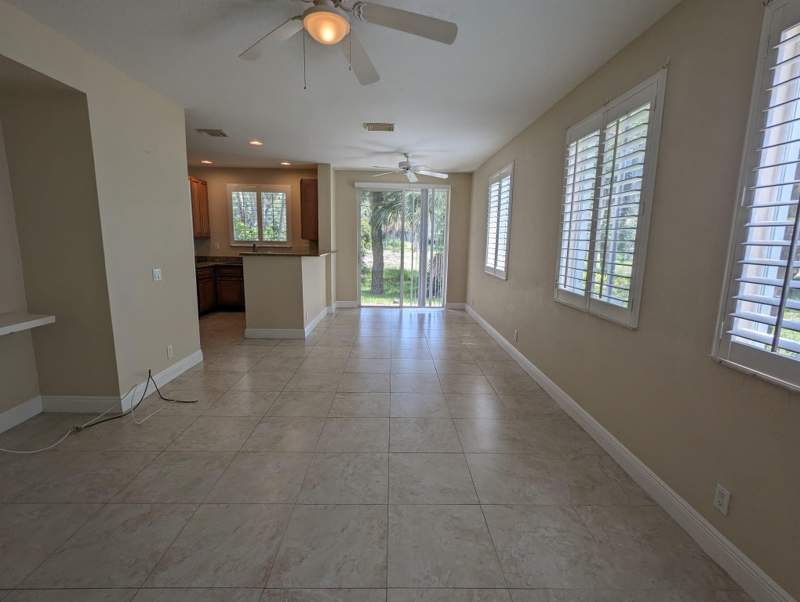 2 bedroom Townhouse at 3189 Laurel Ridge Circle, Thousand Oaks, Riviera Beach — photo 2