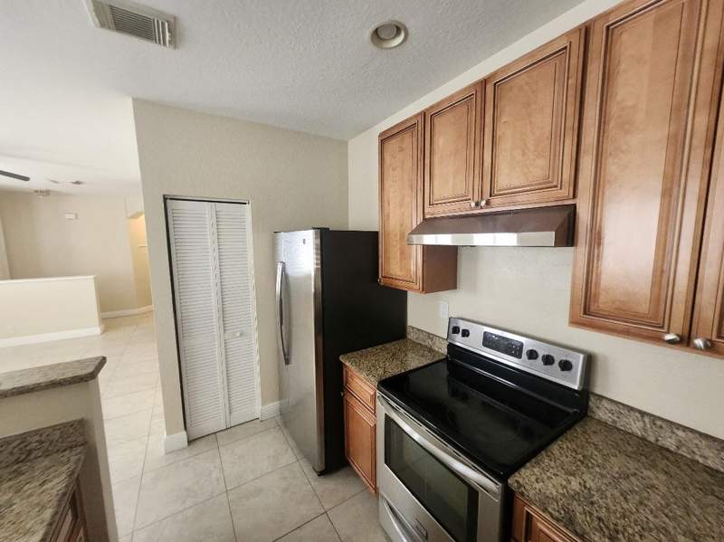 2 bedroom Townhouse at 3189 Laurel Ridge Circle, Thousand Oaks, Riviera Beach — photo 3