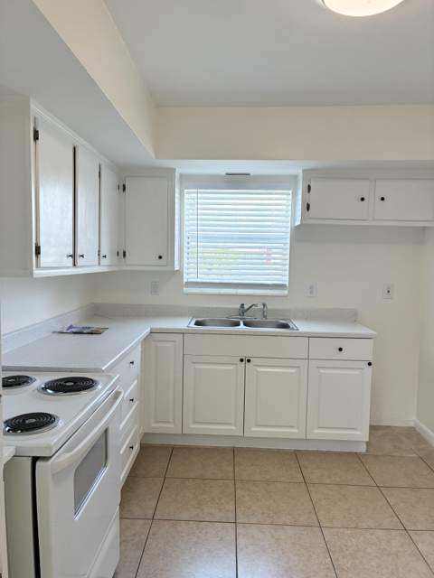1142 Garnett Street, Lantana FL - photo 8 of 10