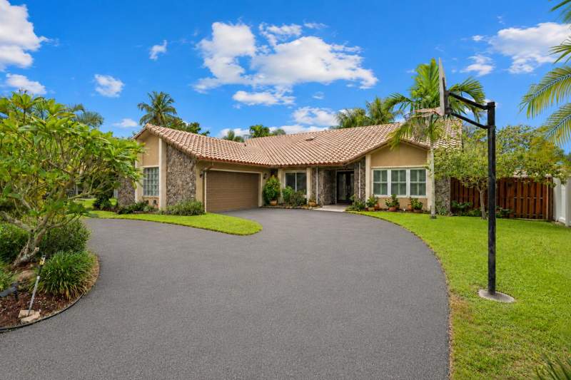 4 bedroom Single Family Residence at 1491 NW 99th Avenue, Jacaranda Lakes , Plantation — photo 2