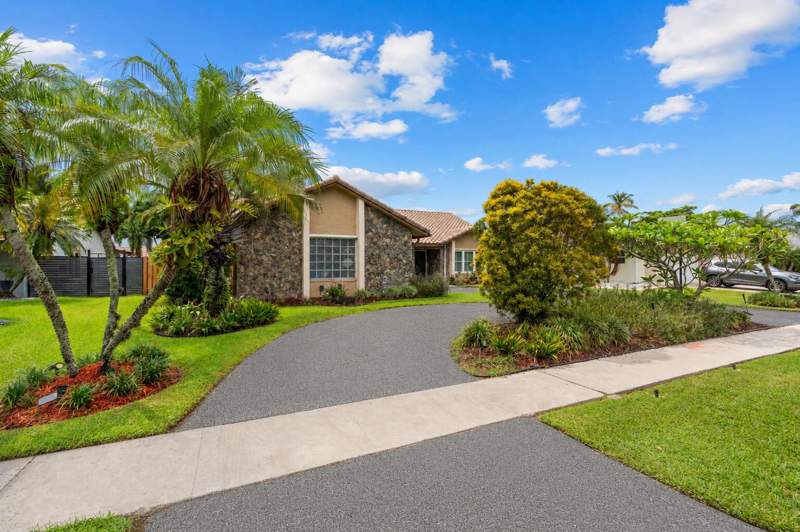 4 bedroom Single Family Residence at 1491 NW 99th Avenue, Jacaranda Lakes , Plantation — photo 3