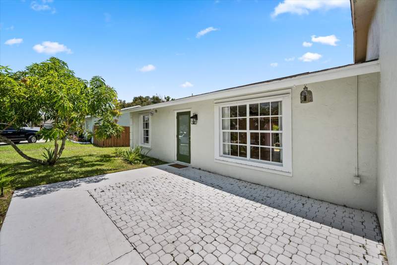 3 bedroom Single Family Residence at 143 Bobwhite Road, Willows The First Add, Royal Palm Beach — photo 3