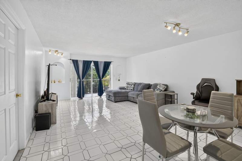 1 bedroom Condominium at 6001 N Falls Circle Drive #306, Falls Of Inverrary, Lauderhill — photo 3