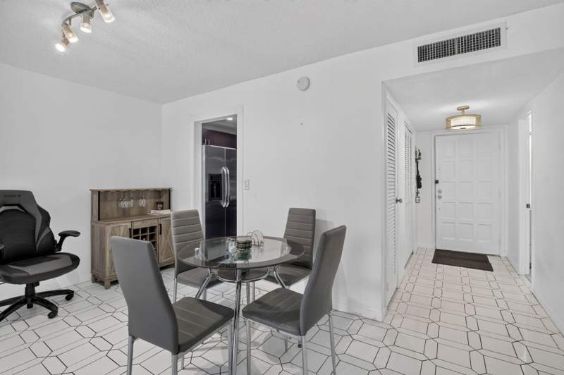 1 bedroom Condominium at 6001 N Falls Circle Drive #306, Falls Of Inverrary, Lauderhill — photo 4