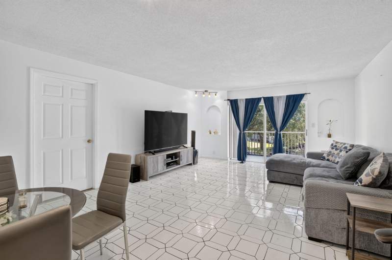 1 bedroom Condominium at 6001 N Falls Circle Drive #306, Falls Of Inverrary, Lauderhill — photo 5