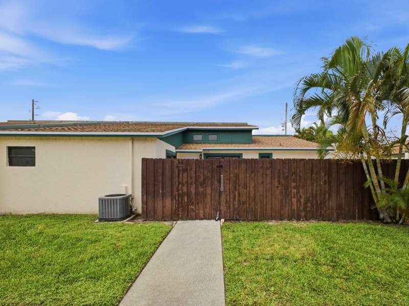 2 bedroom Villa at 1110 Manor Drive, Tree Lake, Palm Springs — photo 3
