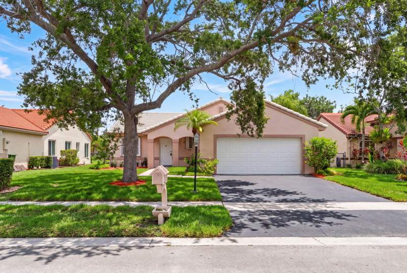 3 bedroom Single Family Residence at 18871 NW 2nd Street, Chapel Oaks, Pembroke Pines — photo 2