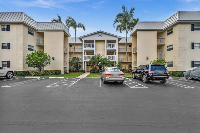 2 bedroom Condominium at 14 Colonial Club Drive #300, Colonial Club Condo Sec 2, Boynton Beach — photo 4