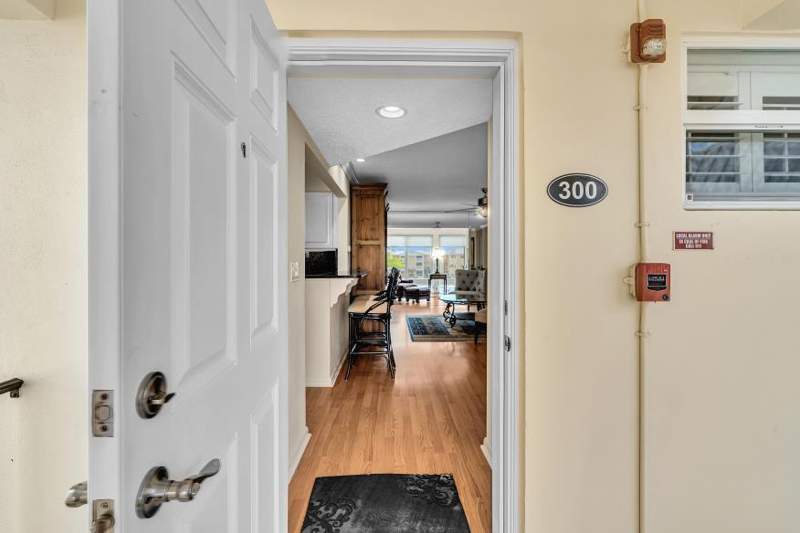 2 bedroom Condominium at 14 Colonial Club Drive #300, Colonial Club Condo Sec 2, Boynton Beach — photo 5