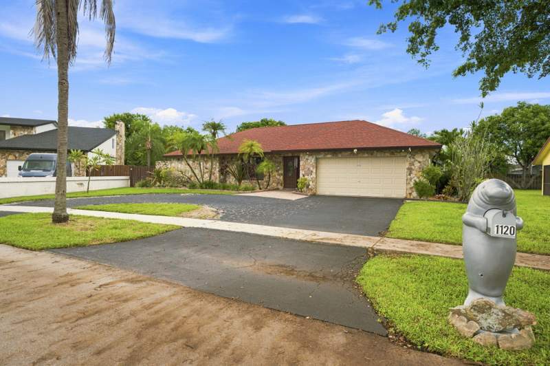 4 bedroom Single Family Residence at 1120 NW 77th Avenue, Marcano Estates, Plantation — photo 2