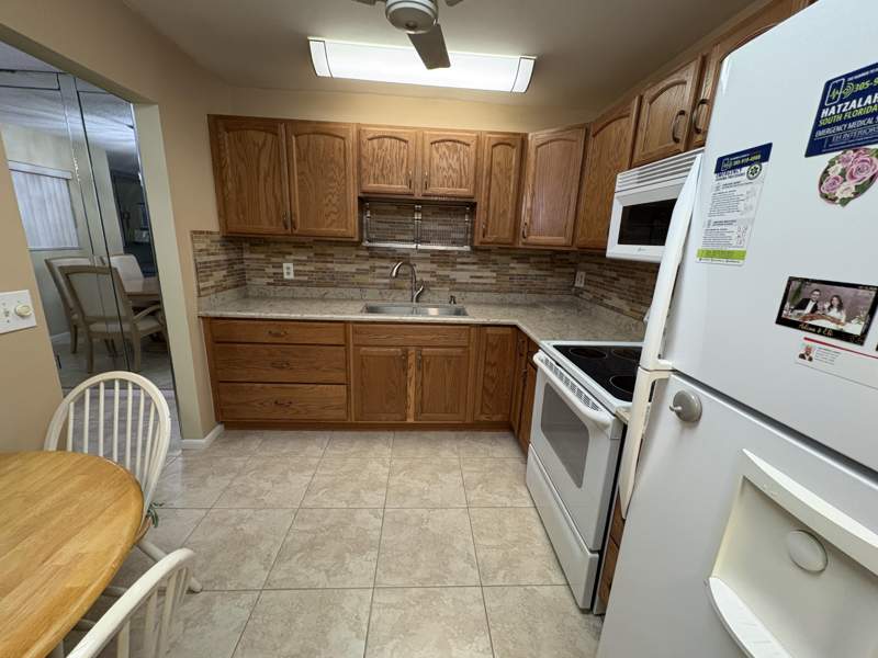 1 bedroom Condominium at 160 Plymouth V, Century Village / Plymouth 5 Condo, West Palm Beach — photo 2