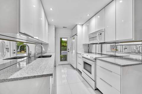 2600 Diana Drive #121, Hallandale Beach FL - photo 11 of 29