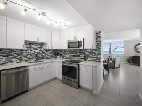 5420 N Ocean Drive #502, Riviera Beach FL - photo 9 of 17