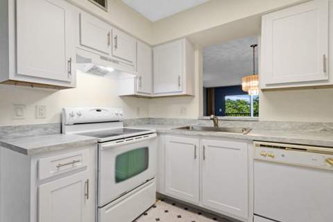 2209 S Cypress Bend Drive #507, Pompano Beach FL - photo 11 of 40