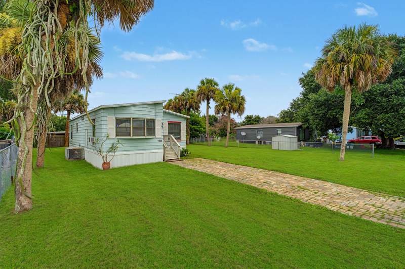 2 bedroom Manufactured Home at 4966 Deanna Lane, Green Acres Unit 3, Fort Pierce — photo 2