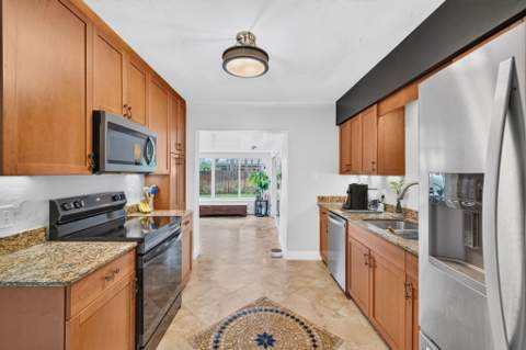 4670 NE 4th Avenue, Oakland Park FL - photo 12 of 72