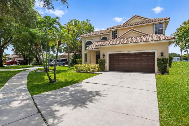 4 bedroom Single Family Residence at 10740 London Street, Embassy Lakes, Cooper City — photo 2